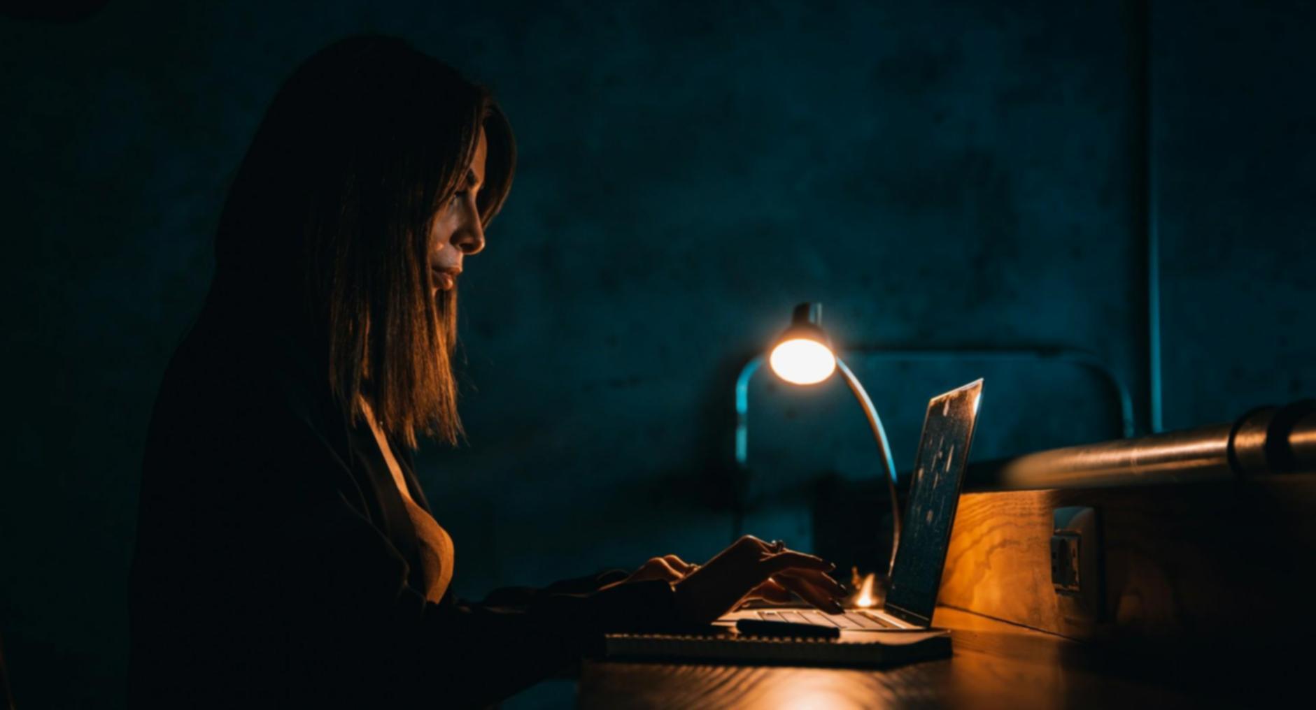 Persona che pratica tecniche di gestione dell'ansia in un ambiente tranquillo