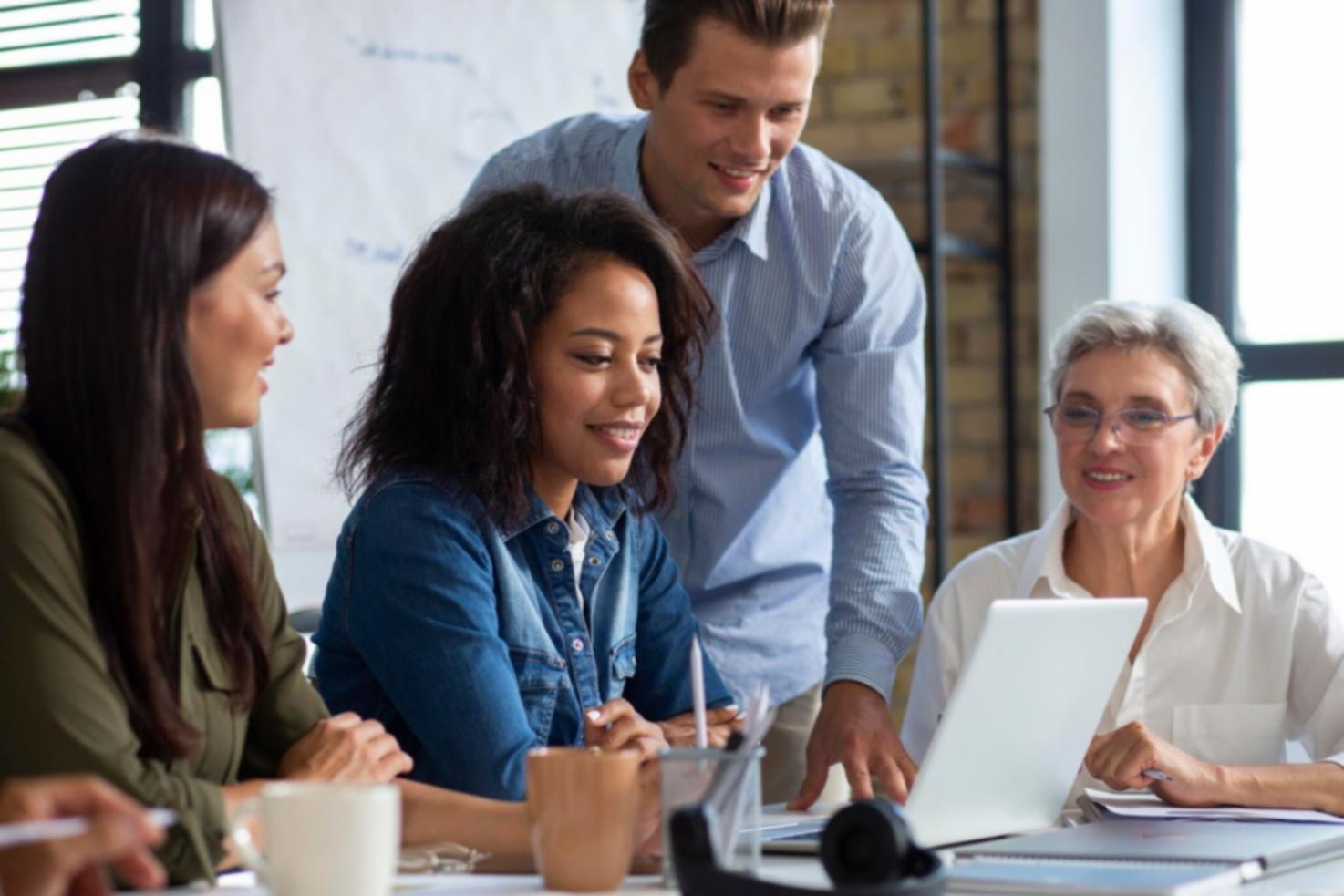 Studio di lavoro accogliente con materiali per percorsi di sviluppo personale